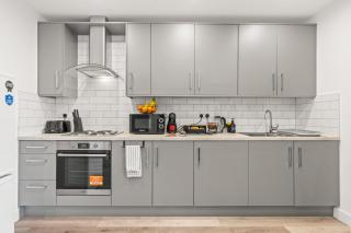 Charming 2BR home in Coventry Free Street Parking - 5