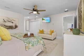Lux 5BDR HUGE HTD Pool NR BEACH - Naples - 4