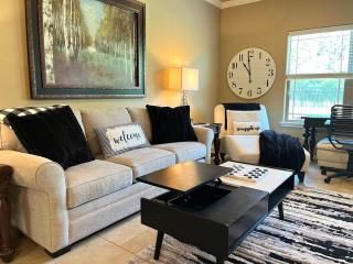 King Suite, 2 Bed 2 Bath, Sleeps 6 - College Station - 0