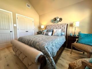 King Suite, 2 Bed 2 Bath, Sleeps 6 - College Station - 3