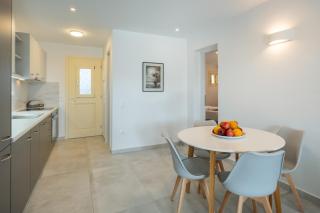 Julia's Beach Studio, familienfreundlich am Meer,mit XL Terrasse, Meerespanorama - Logaras - 5