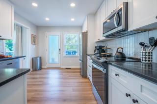Modern 4BR Home Near Art, Nature & Dining - 2