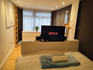 4-bed quiet cul de sac location with off road parking - Timperley - 3