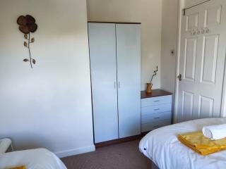 4-bed quiet cul de sac location with off road parking - Timperley - 1