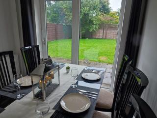 4-bed quiet cul de sac location with off road parking - Timperley - 5