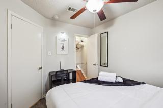 Cowboy Oasis By Domain Wi-Fi King Bed - Austin - 3