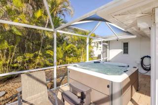Waterfront Escape Luxurious Stay - Cape Coral - 1