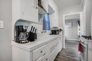 1920's Remodeled Cottage in the Heart of Little Italy - San Diego - 8