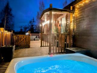 Felmoor Park Northumberland Lodge with Hot Tub - 4 - 6