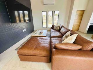 Hausta Luego - Private 4 bd House in Cerritos! - San Carlos - 0