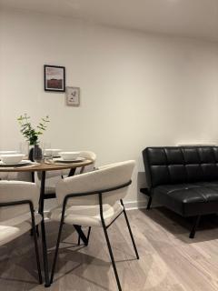 Free Parking - Luxury Two Bedroom Apartment - 3