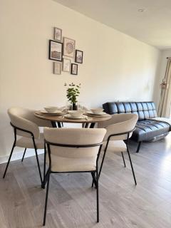 Free Parking - Luxury Two Bedroom Apartment - 4