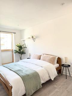 2 Bedroom Apartment In Wimbledon - Free Underground Parking - Sleeps 5 - 8