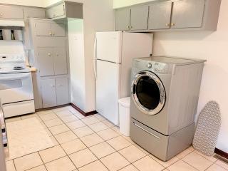 Roomy-Comfortable-Convenient-Fully fenced back yard - Springfield - 9