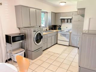 Roomy-Comfortable-Convenient-Fully fenced back yard - Springfield - 8