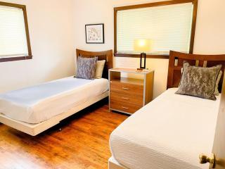 Roomy-Comfortable-Convenient-Fully fenced back yard - Springfield - 7