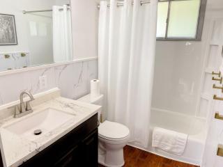 Roomy-Comfortable-Convenient-Fully fenced back yard - Springfield - 6