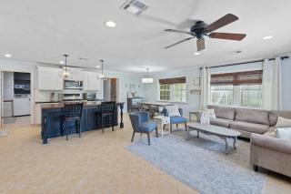 Cozy Sulphur Getaway, Pool and Basketball Court - Sulphur - 0