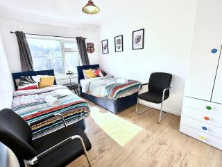 3 bedroom entire house sleeps 8 twin beds near Coventry University City Center driveway Parking - 8