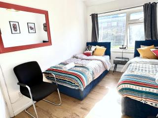 3 bedroom entire house sleeps 8 twin beds near Coventry University City Center driveway Parking - 4