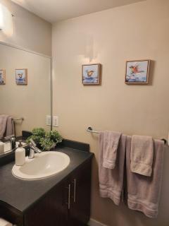 Modern High-Rise 1 Bedroom Condo with water view near stadiums - 5