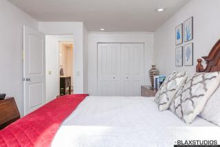 Charming Hillside Retreat - Private backyard, firepit, mtn views, full kitchen - 8