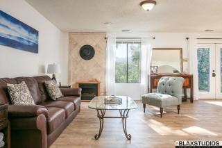 Charming Hillside Retreat - Private backyard, firepit, mtn views, full kitchen - Anchorage - 3