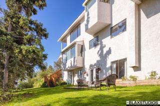 Charming Hillside Retreat - Private backyard, firepit, mtn views, full kitchen - Anchorage - 5