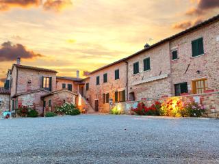 Farmhouse in Tuscany with Pool & Scenic Views - 3