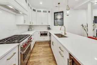 Luxurious Lincoln Park Home with Gourmet Kitchen - 5