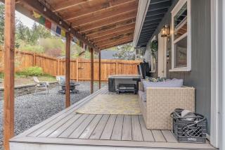 Mt Rainier Retreat with Spa Bathroom-Hot Tub-Fireplace - Ashford - 9