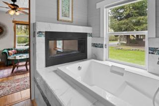 Mt Rainier Retreat with Spa Bathroom-Hot Tub-Fireplace - 4