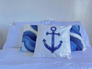 Panglao Luxury Sea View Condo, Pool, Cafe - Suite 820 - 1