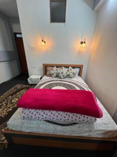 Hill Side Sharma Homestay - Darjeeling - 2