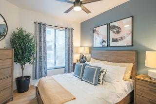 Retail & Sun Oasis Remodeled 2-Queen 2BR Suite - 5