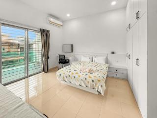 Entire 4 Bedroom Landed House, Yong Peng, Johor, Malaysia - Suitable for leisure, wedding & Big group travellers, Free Netflix, In- House Parking, 1min to Dragon Temple, 5 mins to MCD& KFC, 30 mins to Organic Farms - 8