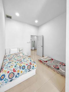 Entire 4 Bedroom Landed House, Yong Peng, Johor, Malaysia - Suitable for leisure, wedding & Big group travellers, Free Netflix, In- House Parking, 1min to Dragon Temple, 5 mins to MCD& KFC, 30 mins to Organic Farms - Yong Peng - 8