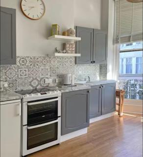 Seaside Balcony Apartment - Reduced Rates - Scaffolding - Brighton & Hove - 1