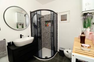 Fidelis Apartment - Walk to the Beach in Minutes - 2