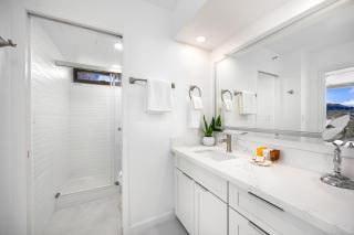 Newly Renovated 1BR with King Bed & Great Ocean Views! - Honolulu - 6