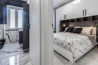 Black & White or Pop Art - Design Apartments with Parking & WiFi - 4