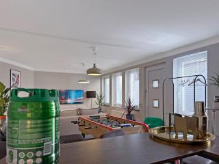 Zentr Stuttgart Gruppen-Duplex 13 Schlafplätze, PS5, Spiele & Terrasse - 0