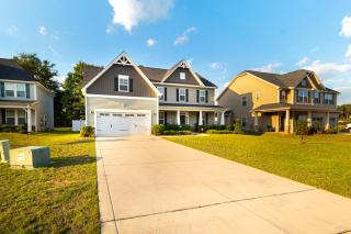 Roomy 5BR Pet-Friendly Retreat with a Backyard! - 4