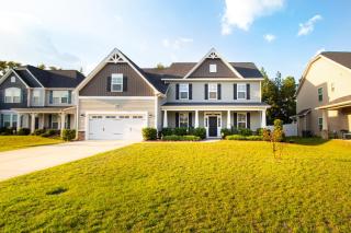 Roomy 5BR Pet-Friendly Retreat with a Backyard! - 1