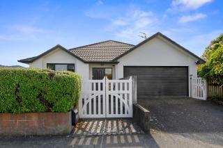 Urban and Stunning 3 bed Home in Hutt Central - 6