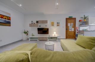 Top floor apt with common pool close to all amenities - 2