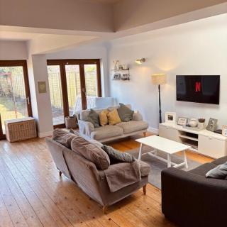 Wimborne Spacious Family Retreat - 9