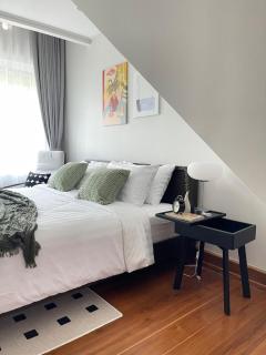 Nueng Rana 113 Unique House in Chinatown 3BR 2BA - - 3