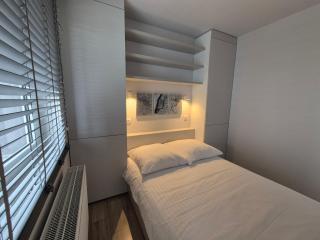 APARTAMENT WŚRÓD 1000cy ŚWIATEŁ - z parkingiem w hali garażowej- duży balkon z leżakami - piekny widok nocą na panoramę Tysiaclecia - Katowice - 1