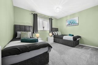 Spacious 4-Bed Home Near Birmingham City Centre with large Garden and WiFi - 3